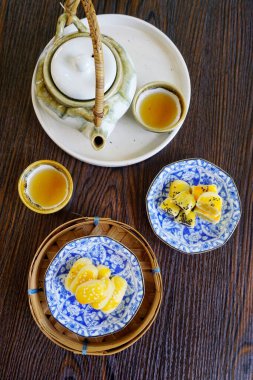 Çin hamur tatlısı (Taze süt ay çöreği) ve çay, Top view