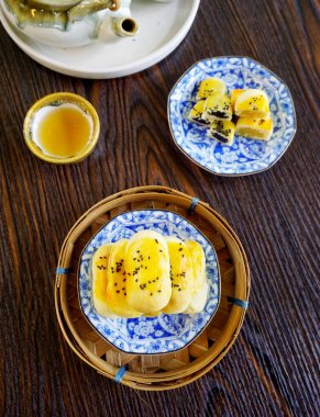 Çin hamur tatlısı (Taze süt ay çöreği) ve çay, Top view