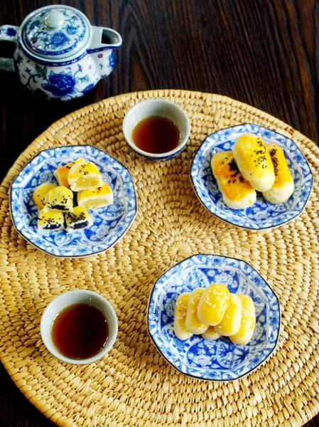 Bir grup taze sütlü ay çöreği (Çin hamur tatlısı) ve çay.