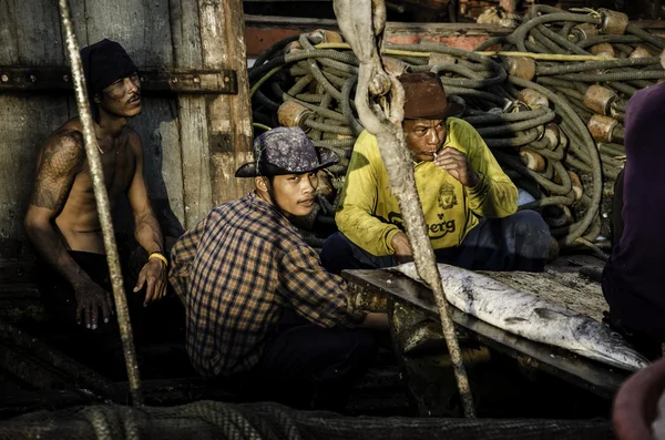 CHONBURI, THAILAND - MAR 4 :  Unidentified worker rest in fisher — Stock Photo, Image