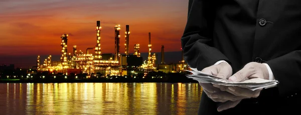 Geld uit olie raffinaderij bedrijfsconcept — Stockfoto
