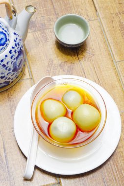 Zencefil şurubunda siyah susamlı börek, Çin tatlısında tatlı.