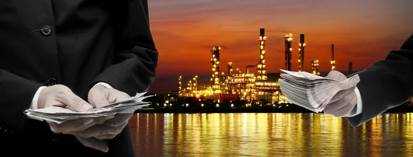 Zarabiać pieniądze z ropy naftowej rafinerii biznes koncepcja — Zdjęcie stockowe