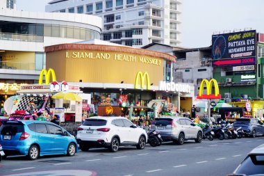Chonburi, Tayland - NOV 11: McDonald 's logosu Siamland Sağlık Masaj Binası cephesinde 11 Kasım 2025' te Pattaya City, Chonburi, Tayland