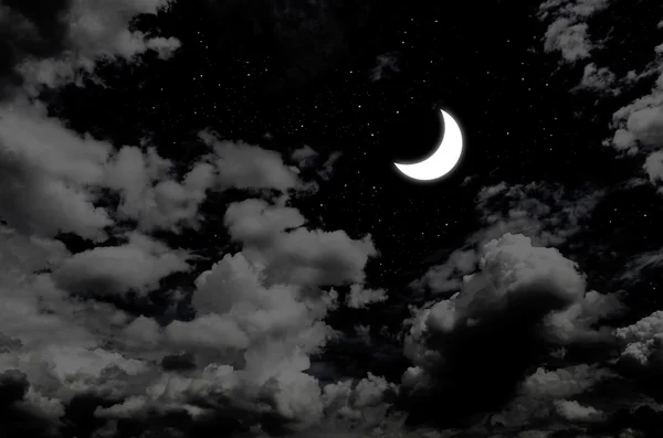 Bonita luna y estrella en el cielo nocturno con nubes — Foto de Stock