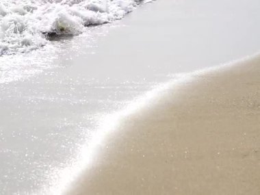 Deniz sörfünü plajla kapatın ve ıslak kumda yansıtın.