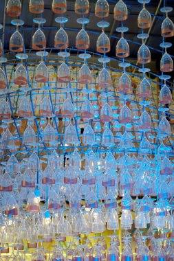 Tavan süslemesi, şarap kadehi yapılı ve mavi ışıklandırmalı, alışveriş merkezinin tavanını süslüyor.