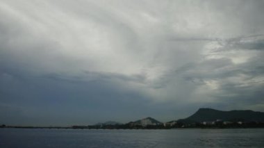 Zaman atlamalı Sriracha city ile bulutlu gökyüzü