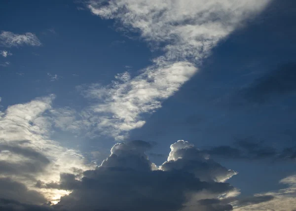 Güneş ışık parlaklık bulutlar ile — Stok fotoğraf