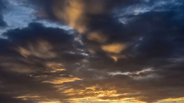 Céu por do sol com nuvens — Fotografia de Stock