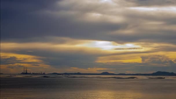 Cielo del atardecer con isla Si Chang, lapso de tiempo con panorámica — Vídeos de Stock