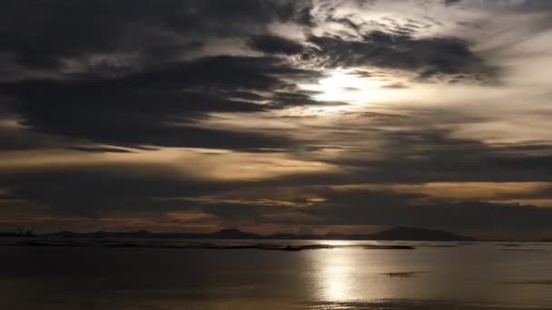 Cielo al atardecer en la isla Si Chang, lapso de tiempo de 4K UHD con zoom digital — Vídeos de Stock