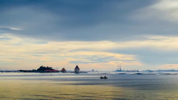 4 k Uhd zaman atlamalı günbatımı gökyüzünün Loy Island, Sriracha, Tayland — Stok video