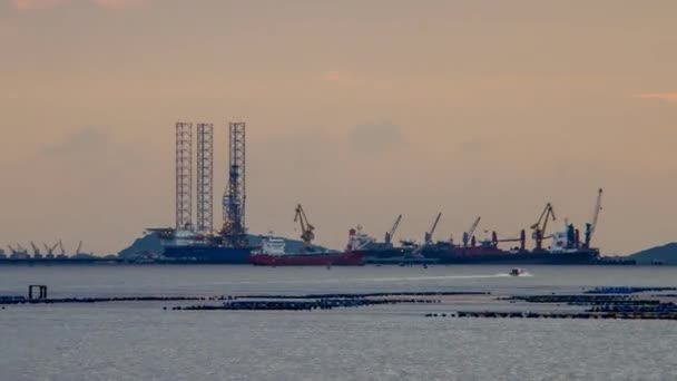 Djuphavsfiske hamnstad med solnedgång sky på havet, 4k Uhd tid upphöra med digital zoom — Stockvideo