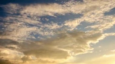 4 k Uhd zaman atlamalı bulutların günbatımı ışık ile