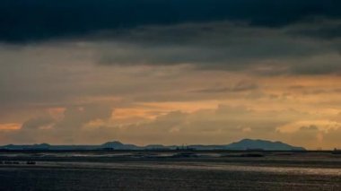 4 k Uhd zaman atlamalı Si Chang Adası, Tayland, Thailand (dijital zoom dışarı ile günbatımı gökyüzü ve bulutlar)