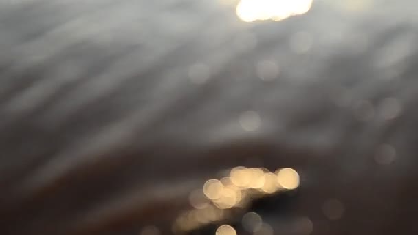 Blurred of Surf à la plage avec lumière du coucher du soleil 