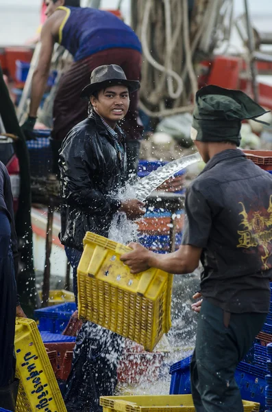 Neznámý dělník rybářského člunu mytí na molu — Stock fotografie