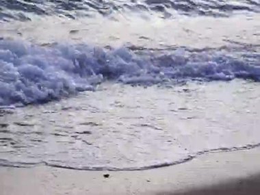 Sahilde deniz sörfünü yakından çek.