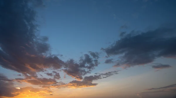 Zonsondergang hemel met wolken — Stockfoto