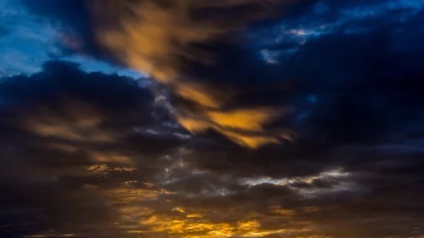 Solnedgången ljus på molnen — Stockfoto