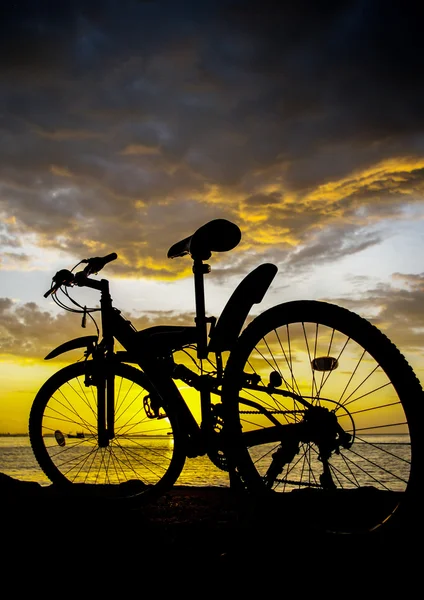 Silhouette di mountain bike con cielo al tramonto in mare — Foto Stock