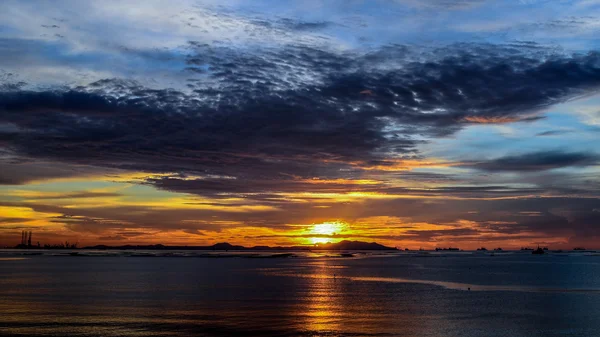 Coucher de soleil sur l'île de Si Chang — Photo