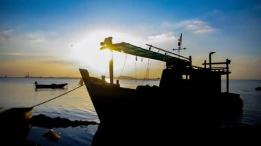 4k Uhd hızlandırılmış günbatımı tekne ile denizde siluet