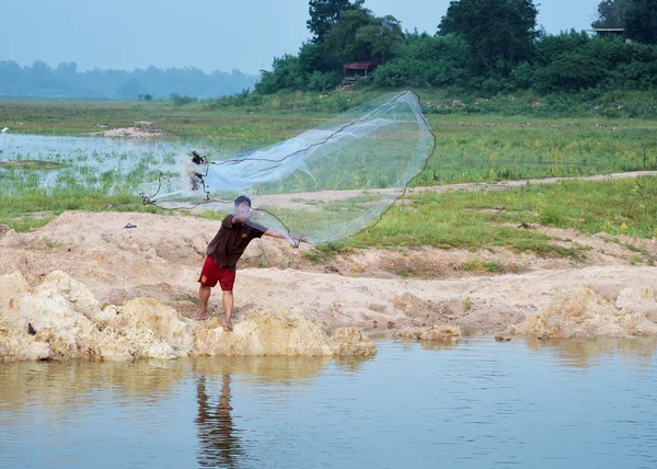 Unidentified fisherman throw the net for catch fish in reservoir — Stock Photo, Image