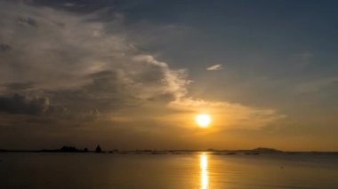 4k Uhd günbatımı hızlandırılmış Si Chang Island, Tayland