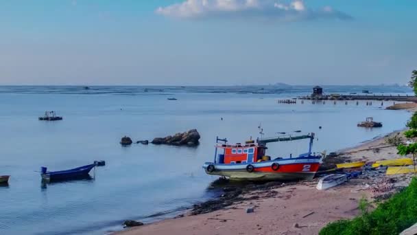 Time lapse de la plage avec des nuages se déplaçant à l'heure du coucher du soleil — Video