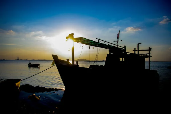Deniz günbatımı gökyüzü ile gemi silueti — Stok fotoğraf