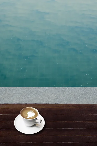 Warme koffie drinken naast zwembad — Stockfoto