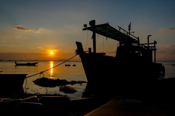 Silhouet van schip met avondrood op zee — Stockfoto