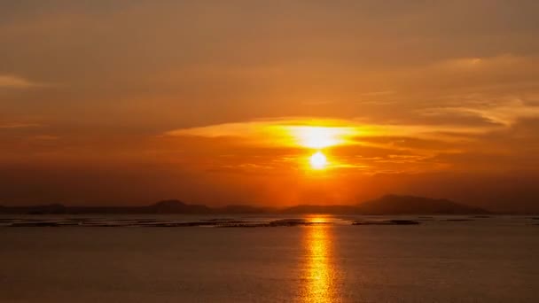 4K UHD Time lapse of sunset sky with Si Chang island, Chonburi, Tailândia — Vídeo de Stock