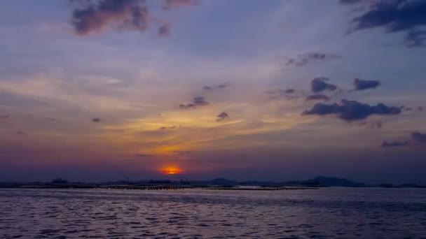 4 k Uhd time-lapse van avondrood op Si Chang eiland, Chonburi, Thailand (digitale zoom uit) — Stockvideo