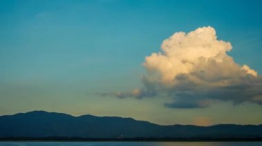 Bulutların üzerinde Bang-Pra depo, Tayland, Thailand (dijital zoom dışarı 4 k zaman atlamalı)