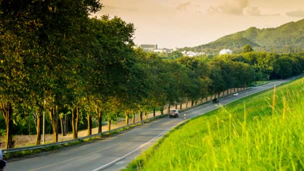 4 k idő telik el a forgalom lefelé hill road, napnyugtakor ég — Stock videók