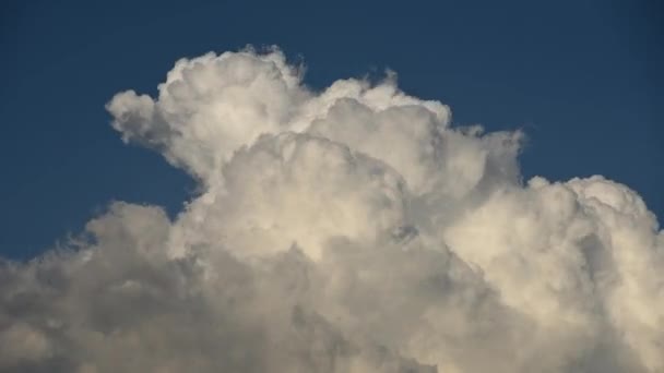 Lapso de tempo 4 k de câmera lenta forma de mudança de nuvens no céu — Vídeo de Stock