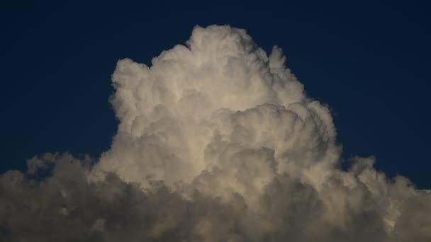 Las nubes de cámara lenta cambian de forma en el cielo — Vídeos de Stock