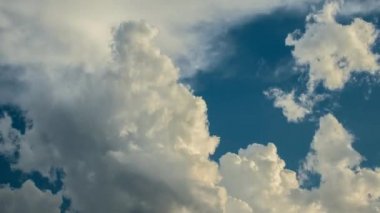 4 k zaman atlamalı mavi gökyüzünde bulutlar değişiklik şeklinin