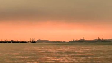 Günbatımı zaman atlamalı Si Chang Adası, Chonburi, Tayland, Thailand