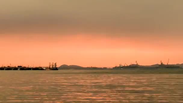 Tid förflutit av solnedgången på Si Chang island, Chonburi, Thailand — Stockvideo