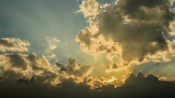 4K lapso de tiempo de luz dorada sol en las nubes — Vídeos de Stock