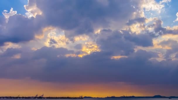 4K Caducidad de tiempo de bonitas nubes movimiento con puesta de sol sobre el mar-Inclinación hacia arriba — Vídeos de Stock