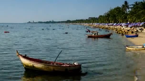 4K Time lapse of Turista relajarse en el mar en Bangsaen playa, Chonburi, Tailandia — Vídeo de stock