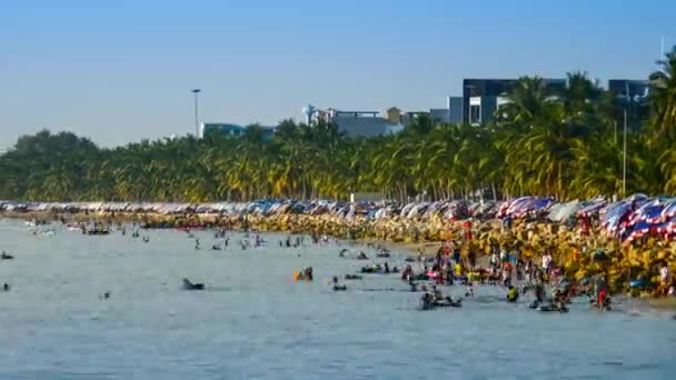 4 k time-lapse van toeristische ontspannen op zee in Bangsaen strand, Chonburi, Thailand — Stockvideo