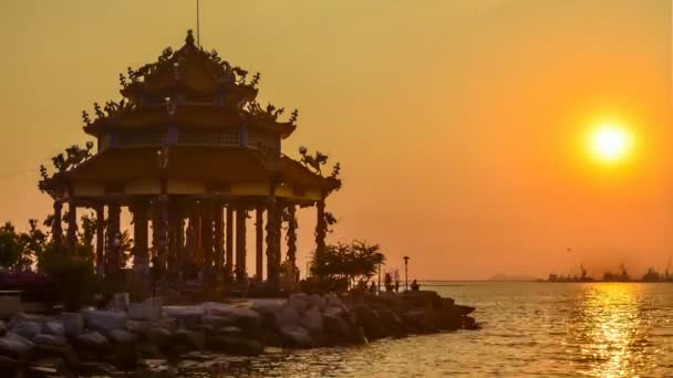 4K Time lapse of sunset sky with Chinese temple at sea — Stock Video