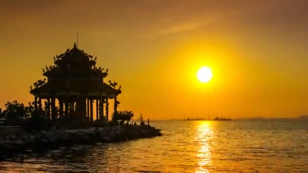4 к Уповільнена зйомка з захід сонця небо з китайських храм на морі — стокове відео