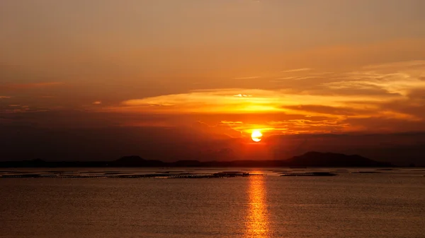 Cielo al tramonto sull'isola di Si Chang, Thailandia — Foto Stock